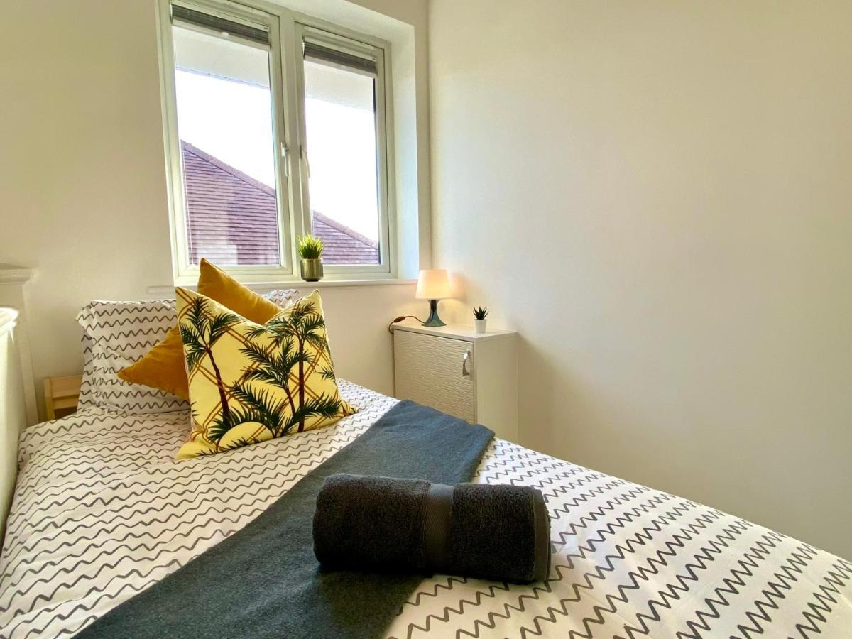 Seaside Serenity: Stylish 2-bedroom Near Bournemouth's Apartment *