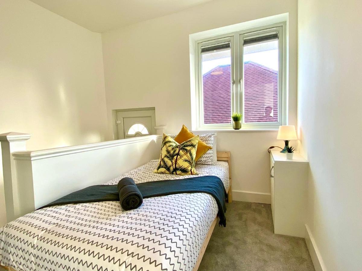 Seaside Serenity: Stylish 2-bedroom Near Bournemouth's Apartment