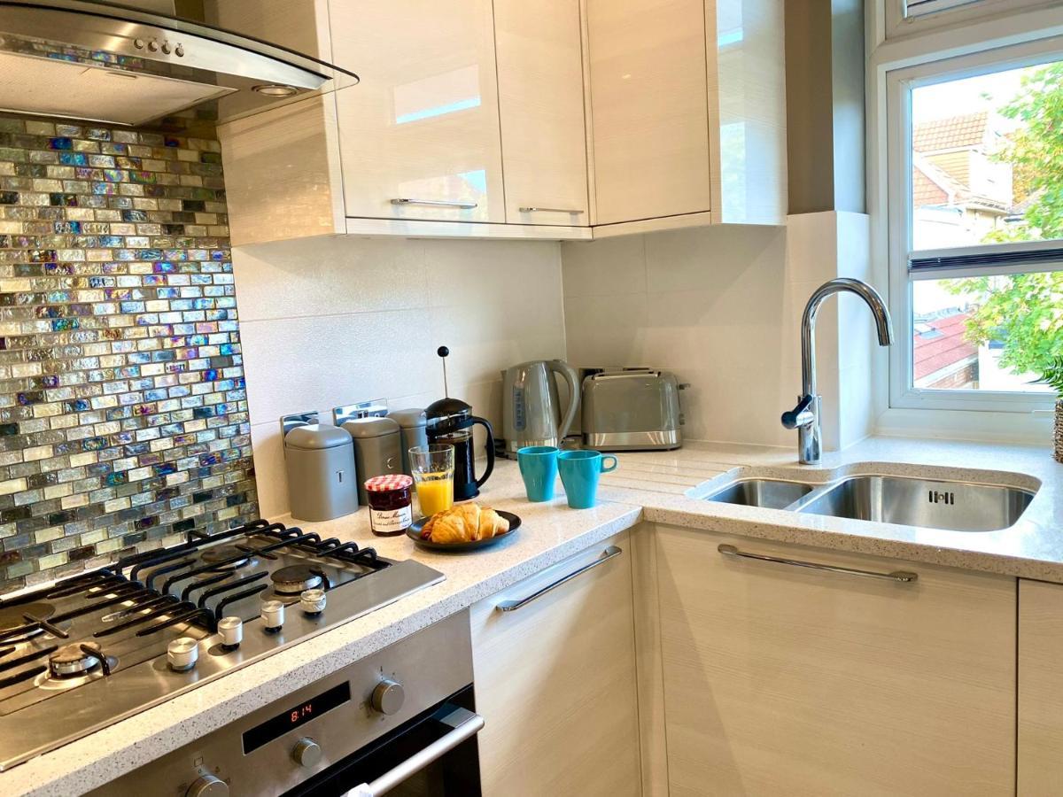 Apartment Seaside Serenity: Stylish 2-bedroom Near Bournemouth's Bournemouth