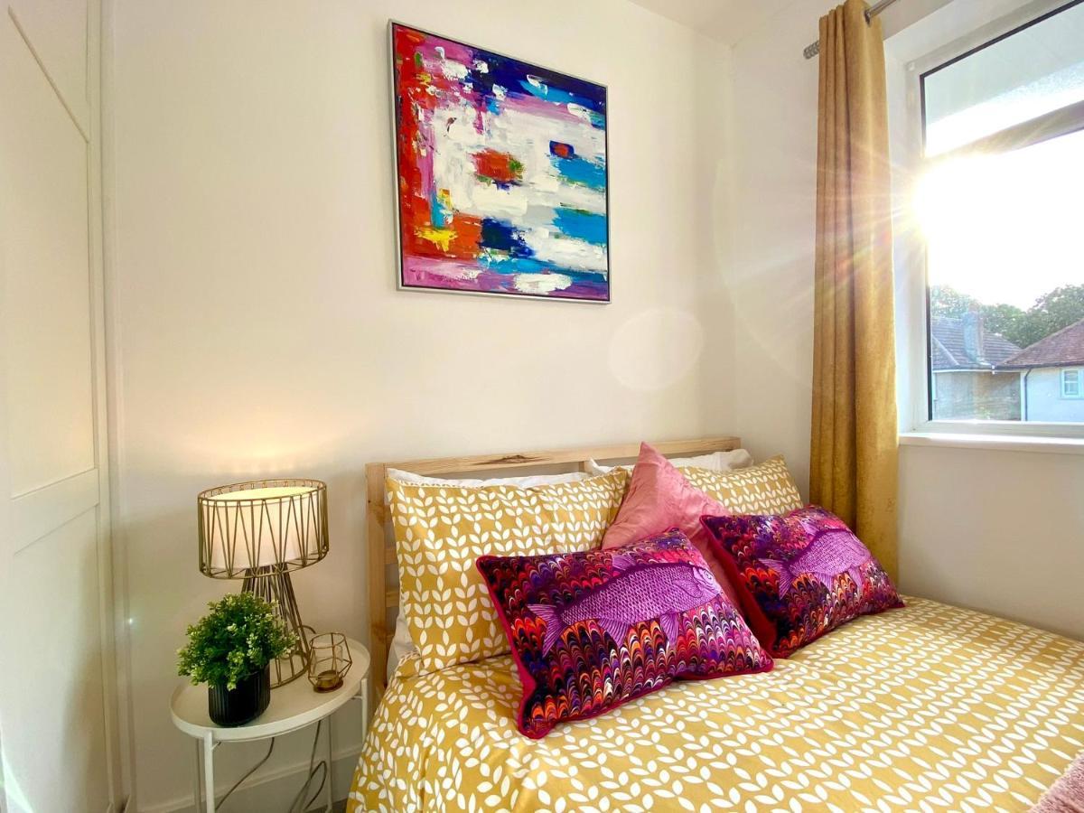 Apartment Seaside Serenity: Stylish 2-bedroom Near Bournemouth's *