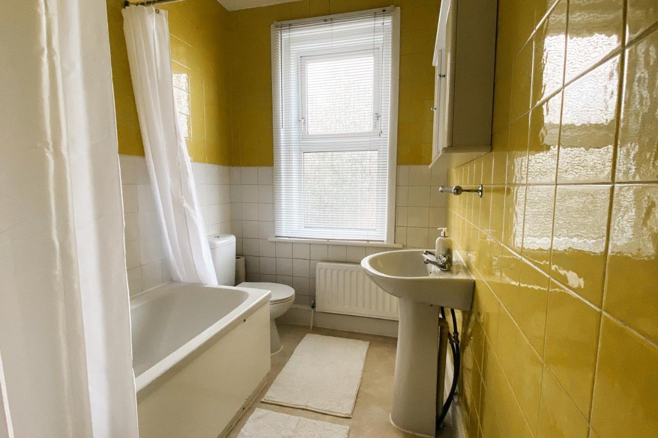Spacious 6 Bedroom House Close To Beaches And Town