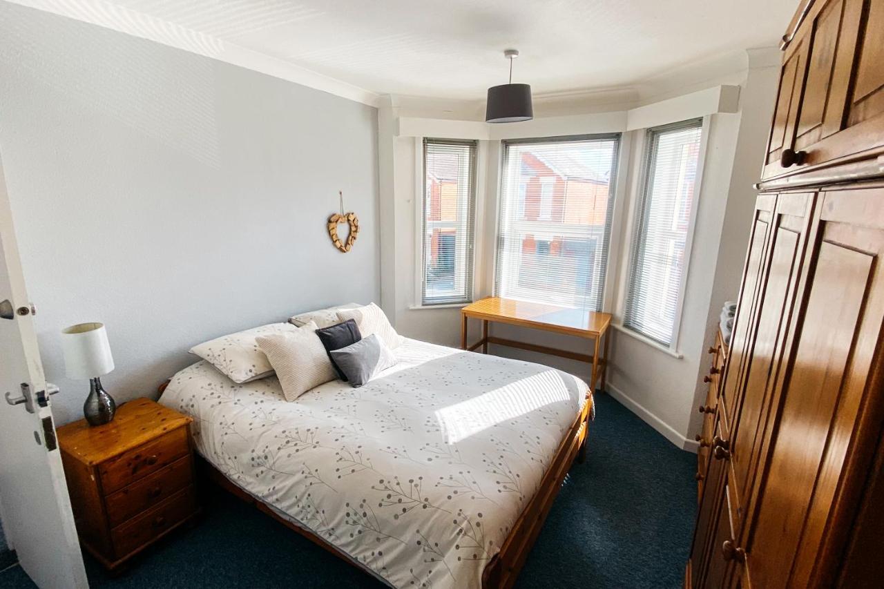 Spacious 6 Bedroom House Close To Beaches And Town Bournemouth
