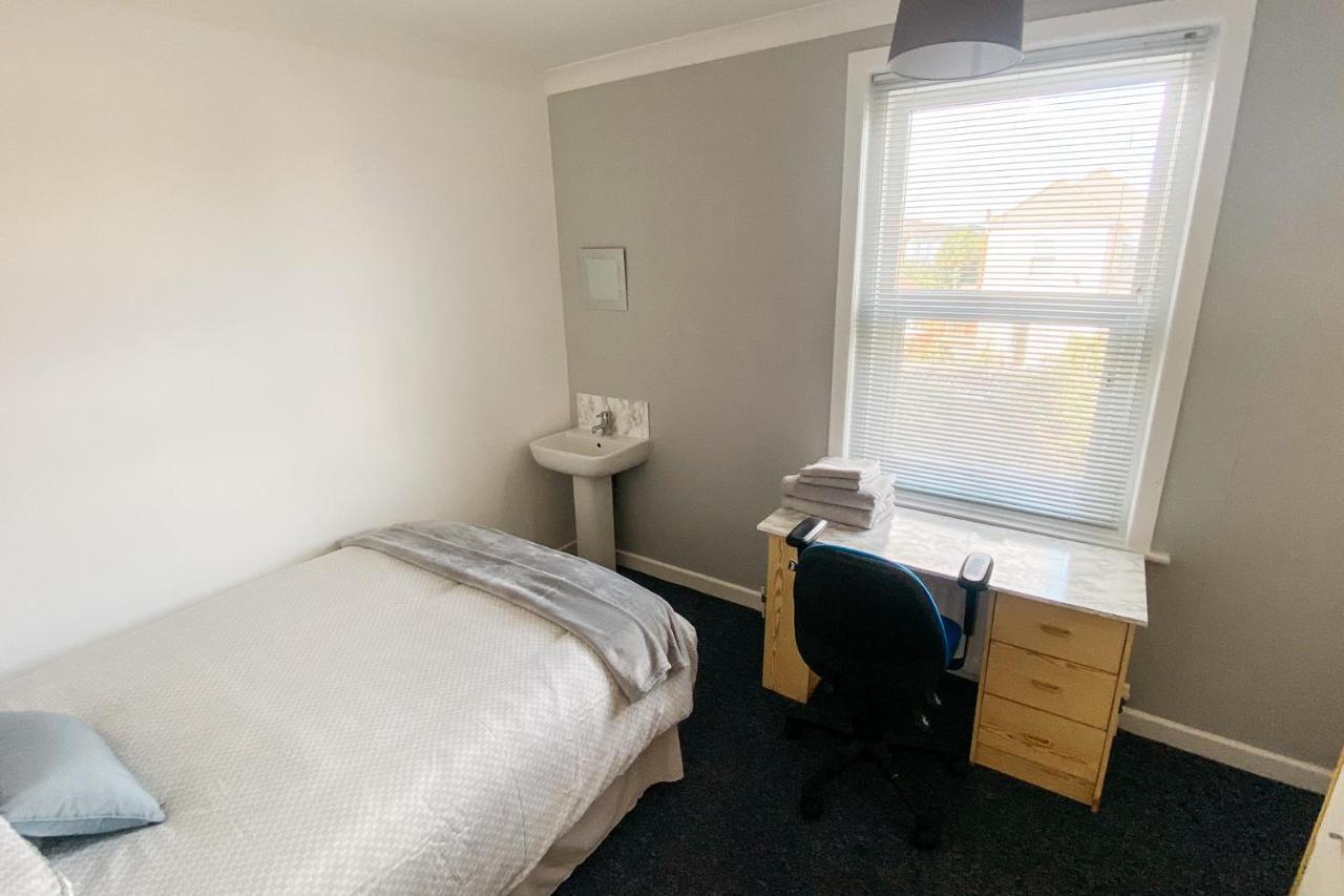 Spacious 6 Bedroom House Close To Beaches And Town * Bournemouth