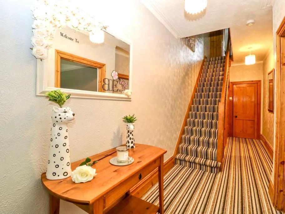 Homely Haven: Spacious 4-bedroom With Free Parking & Fast Wi-fi *