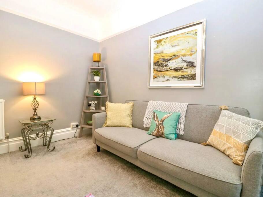 Homely Haven: Spacious 4-bedroom With Free Parking & Fast Wi-fi
