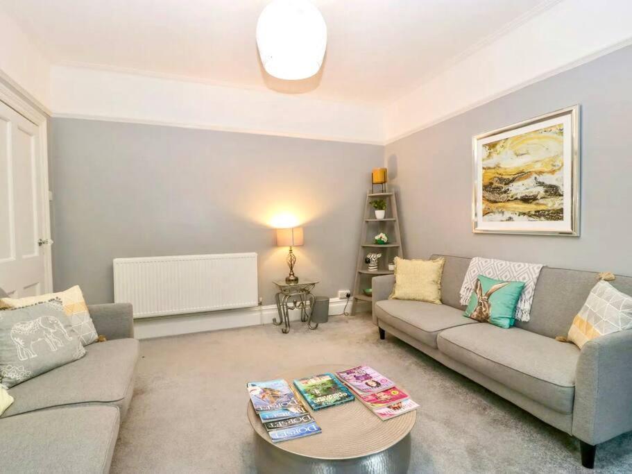 Holiday home Homely Haven: Spacious 4-bedroom With Free Parking & Fast Wi-fi Bournemouth