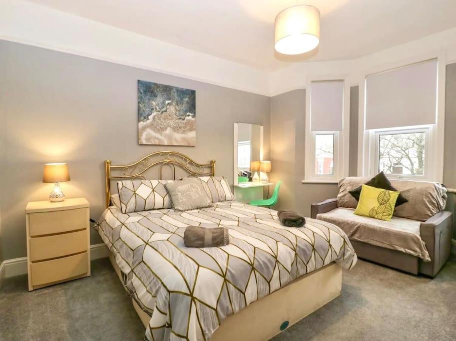Homely Haven: Spacious 4-bedroom With Free Parking & Fast Wi-fi Bournemouth