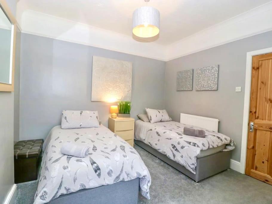 Homely Haven: Spacious 4-bedroom With Free Parking & Fast Wi-fi *