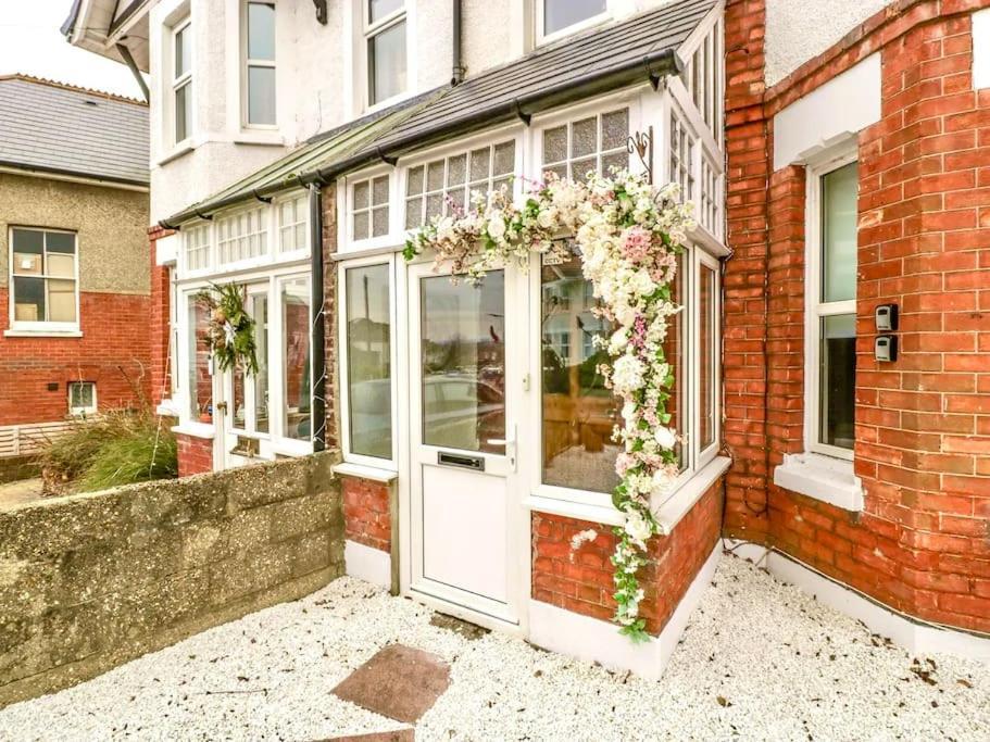 Homely Haven: Spacious 4-bedroom With Free Parking & Fast Wi-fi Holiday home Bournemouth