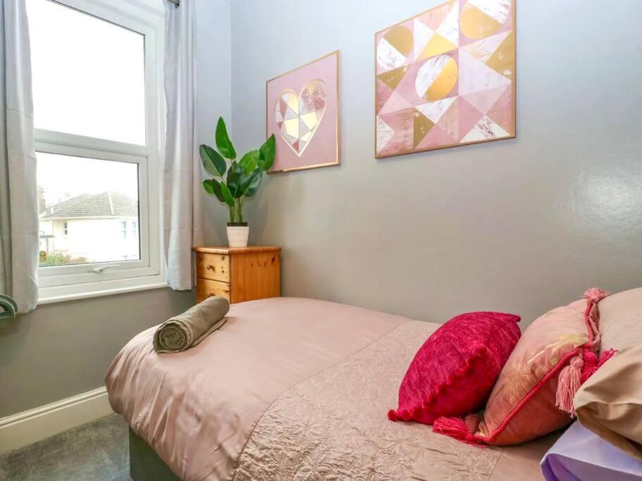Homely Haven: Spacious 4-bedroom With Free Parking & Fast Wi-fi Bournemouth