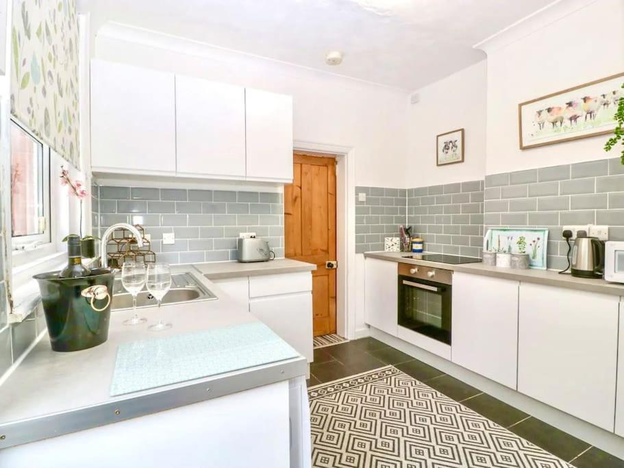 Homely Haven: Spacious 4-bedroom With Free Parking & Fast Wi-fi
