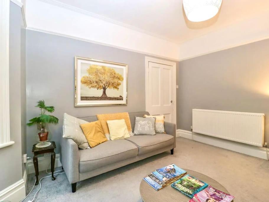 Homely Haven: Spacious 4-bedroom With Free Parking & Fast Wi-fi *