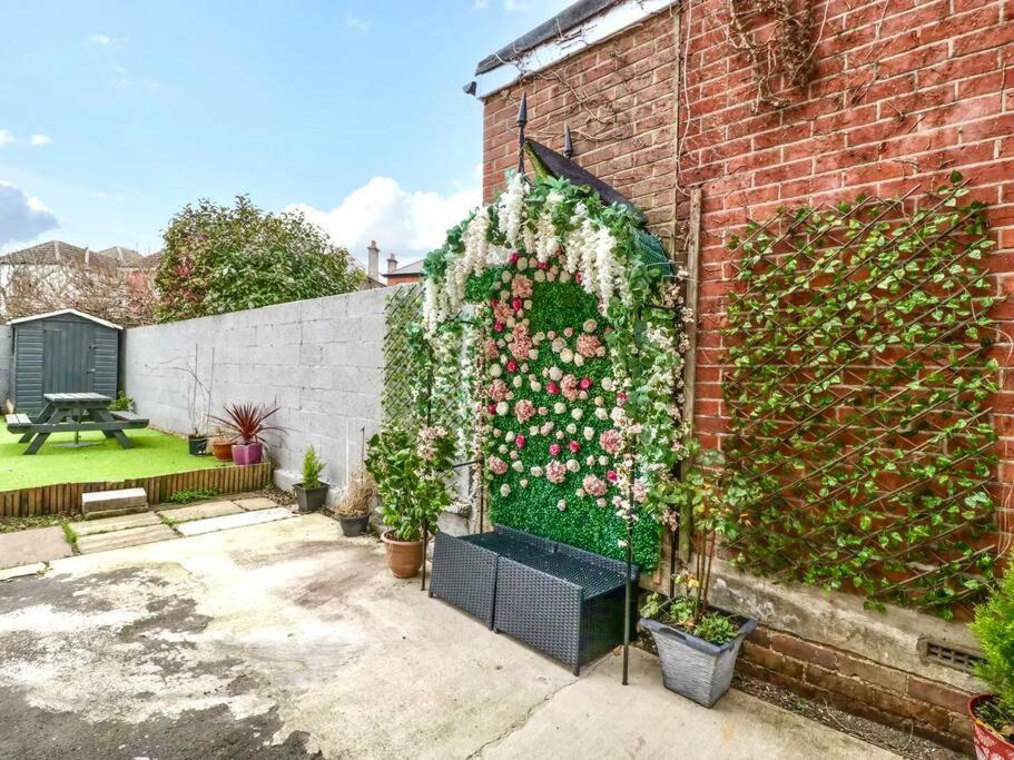 Homely Haven: Spacious 4-bedroom With Free Parking & Fast Wi-fi Bournemouth