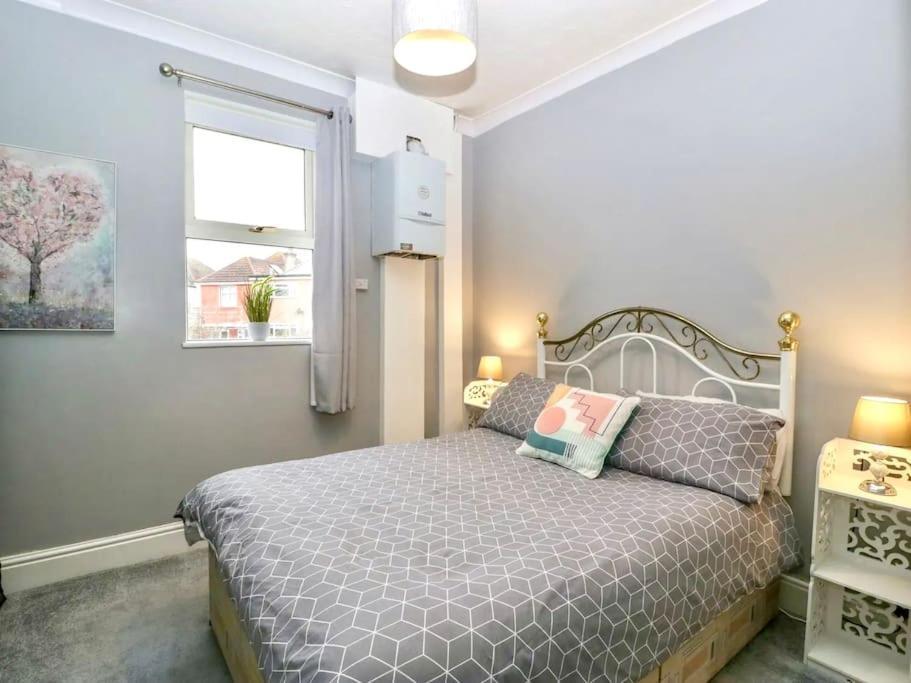 Homely Haven: Spacious 4-bedroom With Free Parking & Fast Wi-fi * Bournemouth