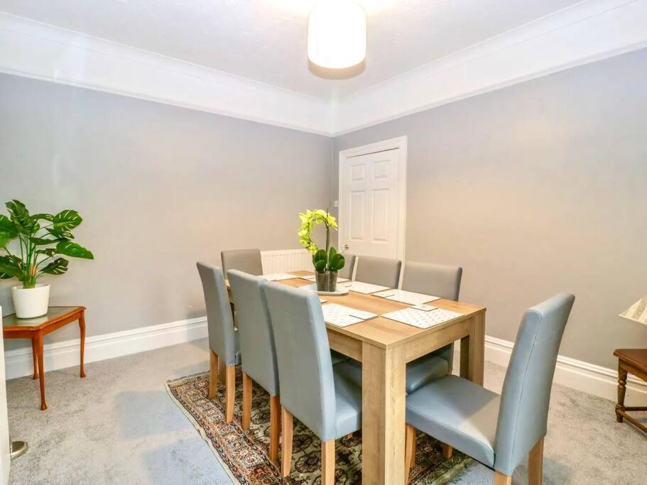 Homely Haven: Spacious 4-bedroom With Free Parking & Fast Wi-fi *