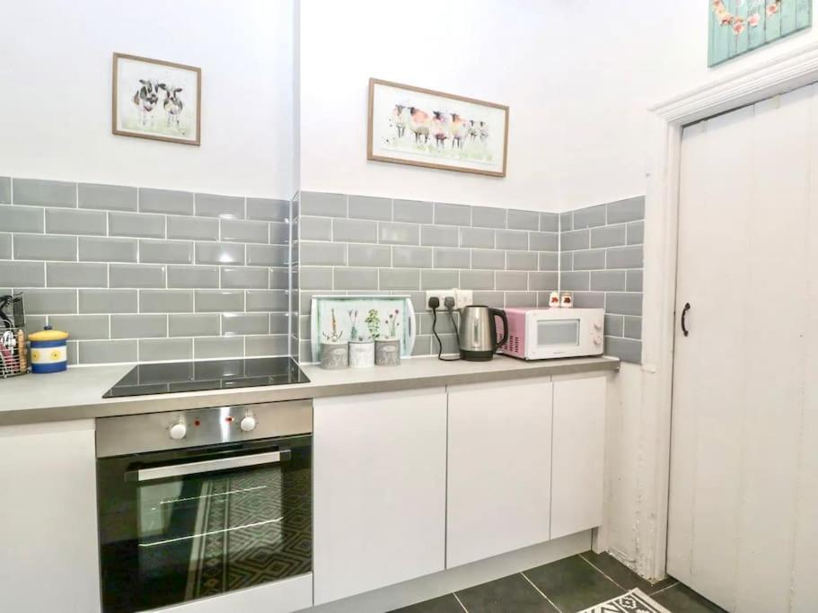 Homely Haven: Spacious 4-bedroom With Free Parking & Fast Wi-fi Bournemouth
