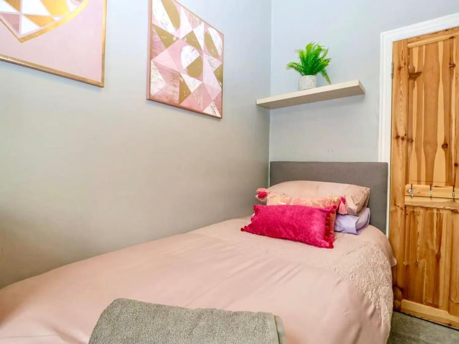 Holiday home Homely Haven: Spacious 4-bedroom With Free Parking & Fast Wi-fi *