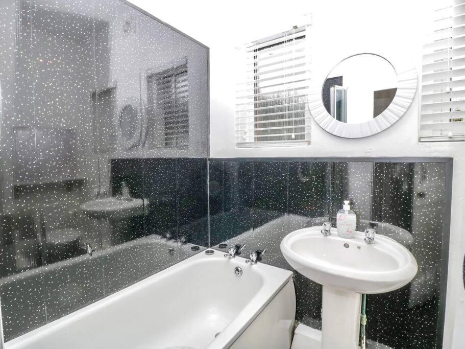 Holiday home Homely Haven: Spacious 4-bedroom With Free Parking & Fast Wi-fi *