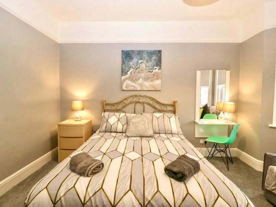 Homely Haven: Spacious 4-bedroom With Free Parking & Fast Wi-fi Holiday home *