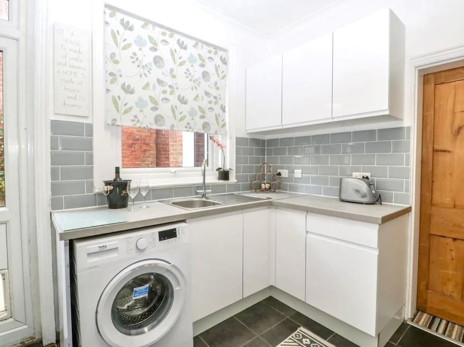 Holiday home Homely Haven: Spacious 4-bedroom With Free Parking & Fast Wi-fi