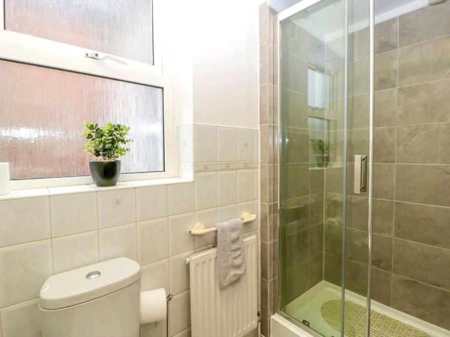 Holiday home Homely Haven: Spacious 4-bedroom With Free Parking & Fast Wi-fi