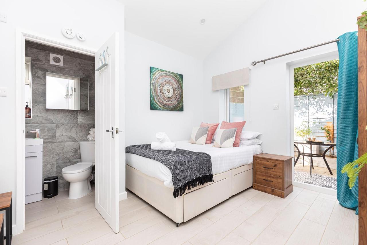 New, Stylish Flat With Private Patio And Free On-street Parking Check Out At 11am Apartment *