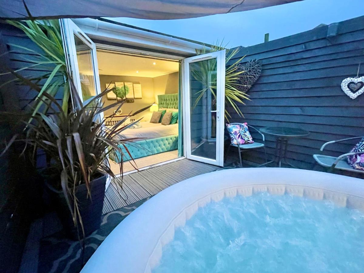 A Hidden Gem With Private Hot Tub And Garden - Netflix - Fast Wifi - Free Parking *