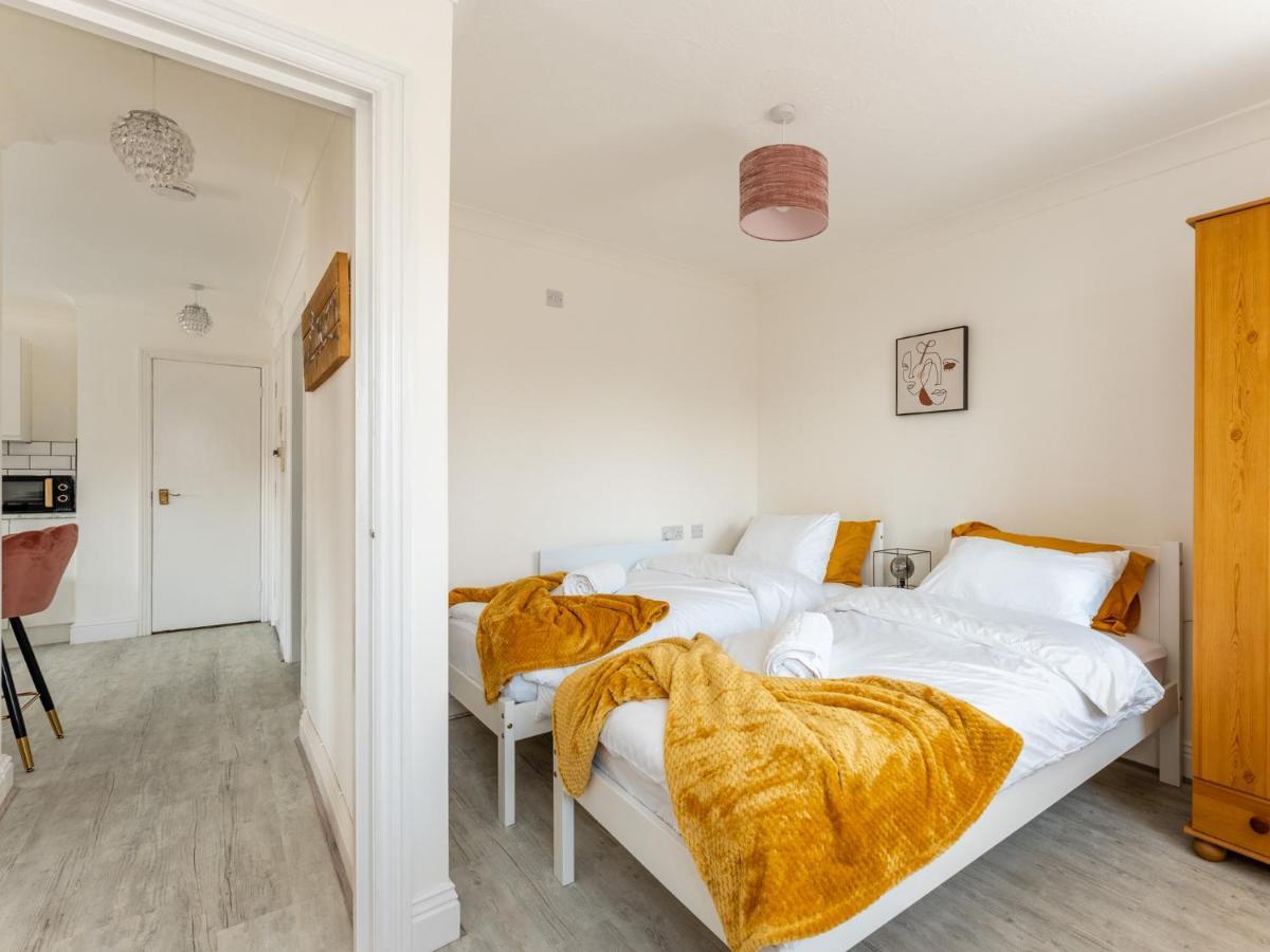 Lovely 2 Bedroom With Free Parking Apartment *