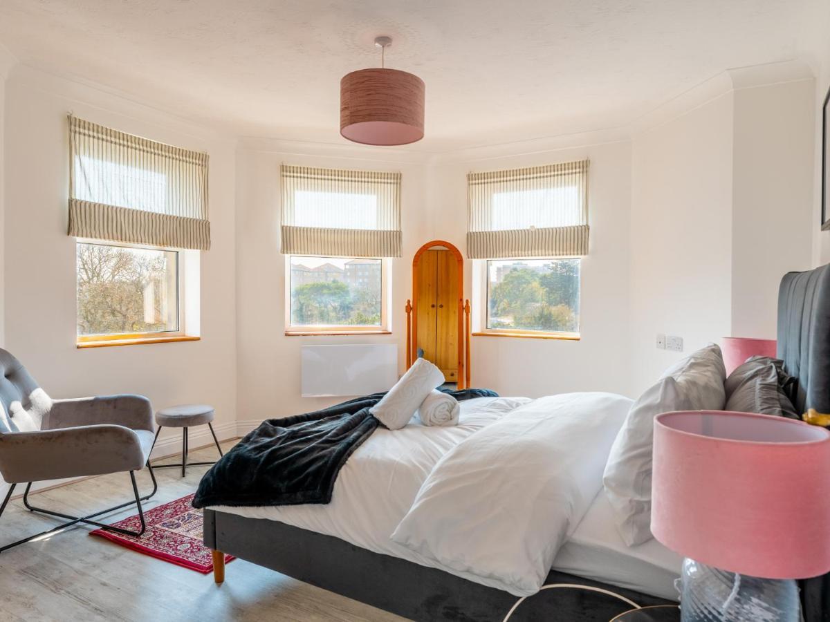 Lovely 2 Bedroom With Free Parking Apartment *