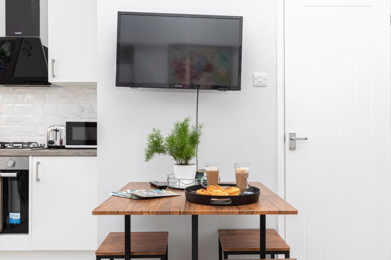 Apartment New, Stylish Flat With Private Patio And Free On-street Parking Check Out At 11am *