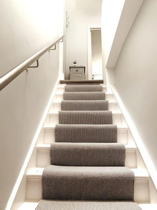 A Beautiful And Stylish 2 Bed Flat Close To Apartment *