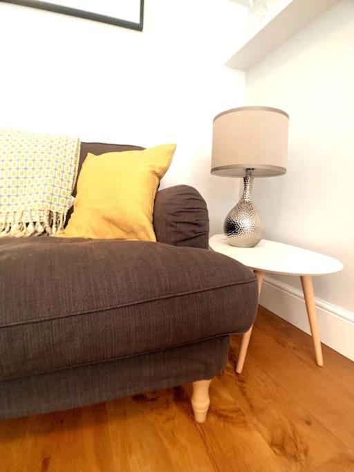 A Beautiful And Stylish 2 Bed Flat Close To