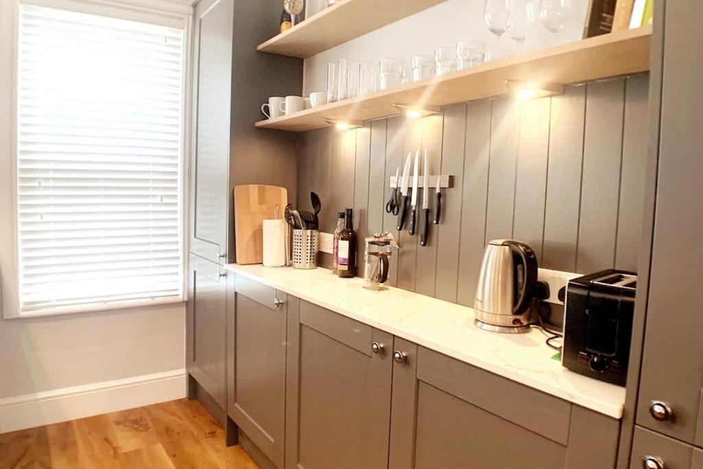 A Beautiful And Stylish 2 Bed Flat Close To