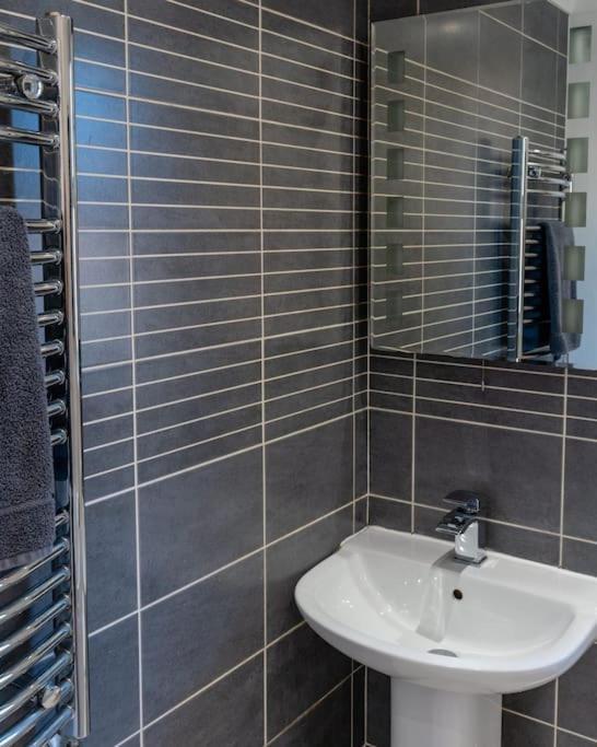 A Beautiful And Stylish 2 Bed Flat Close To Apartment *