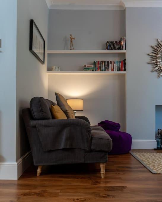 A Beautiful And Stylish 2 Bed Flat Close To Apartment *
