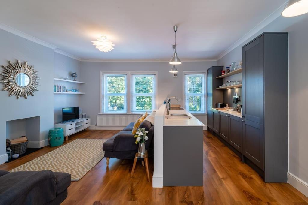 A Beautiful And Stylish 2 Bed Flat Close To * Bournemouth