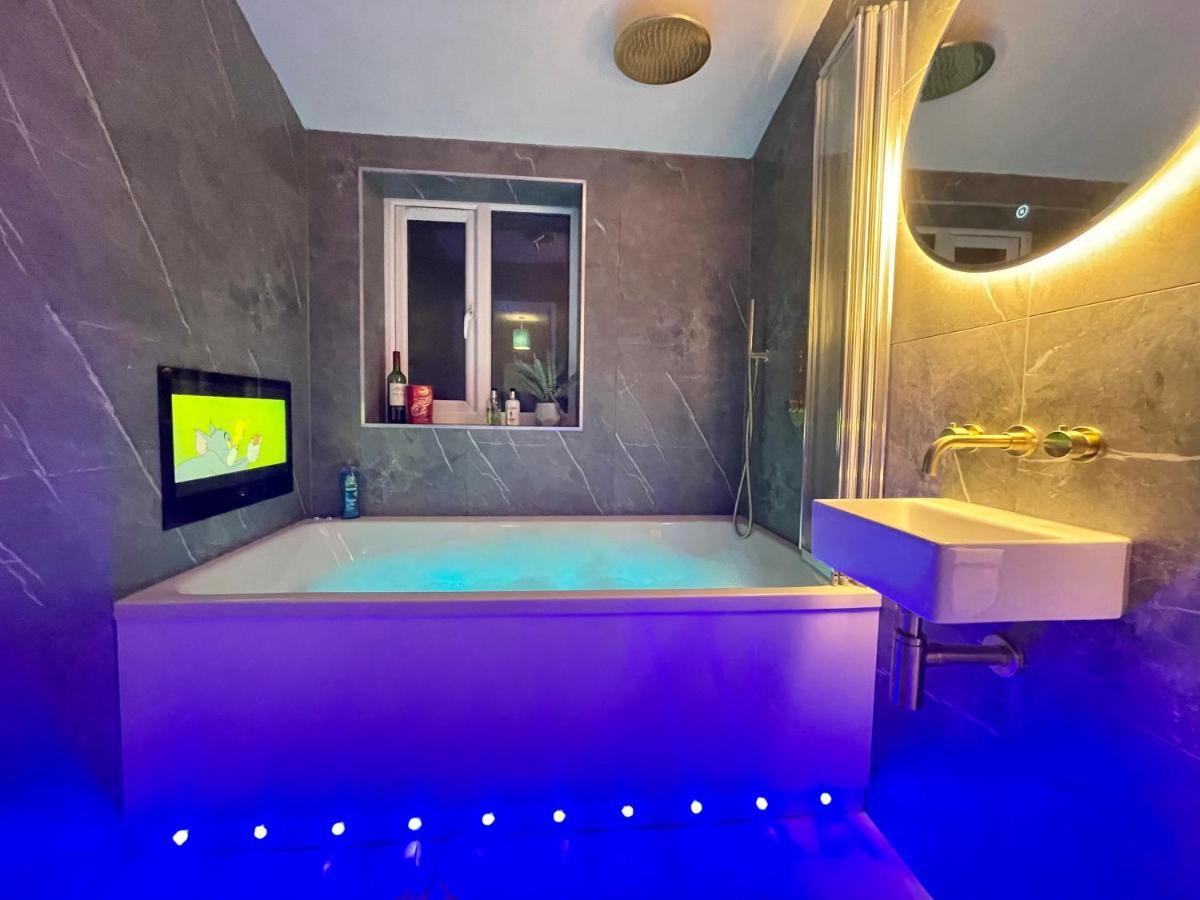 Coastline Retreats: Beachside Luxury With Jet Bath & Entertainment Apartment *