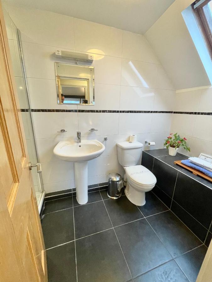 Spacious Four Bed With Parking - Bournemouth