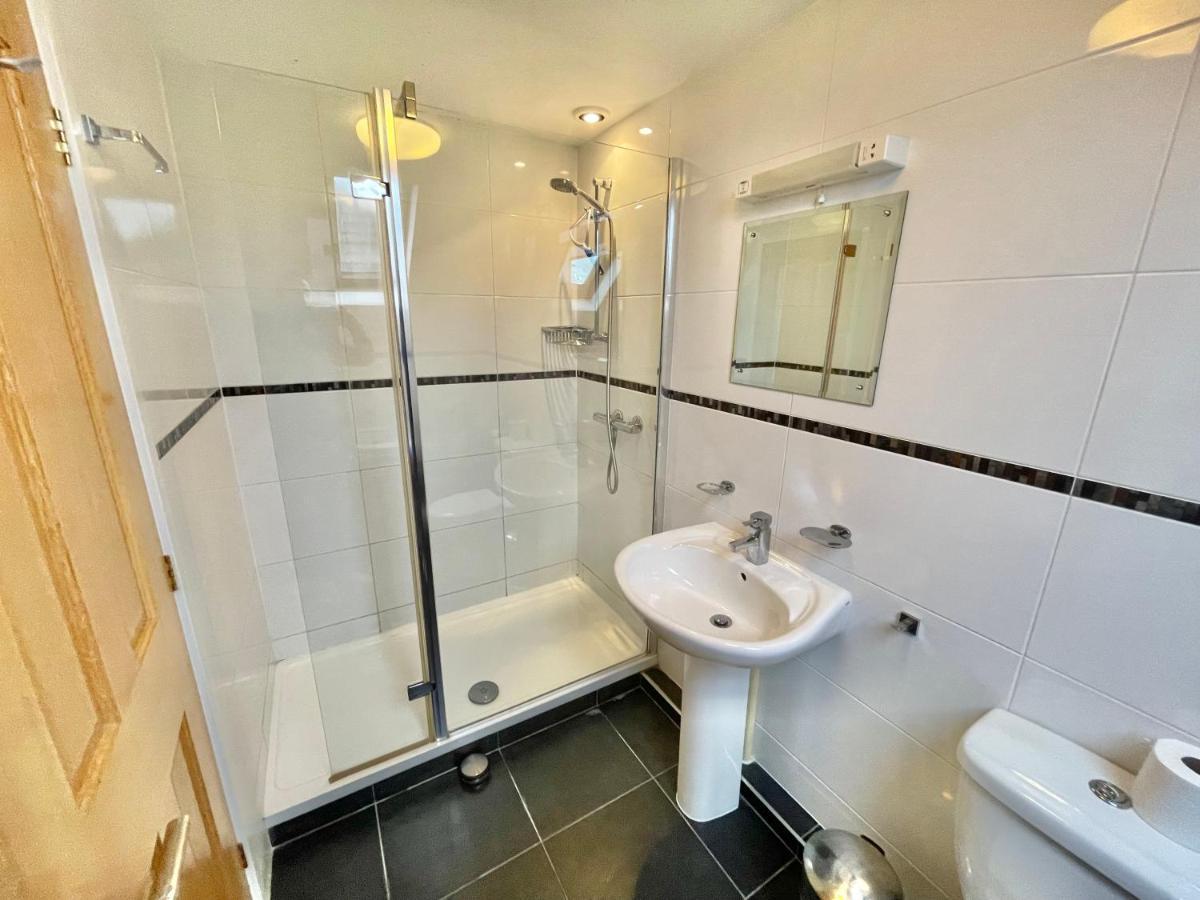 Spacious Four Bed With Parking -