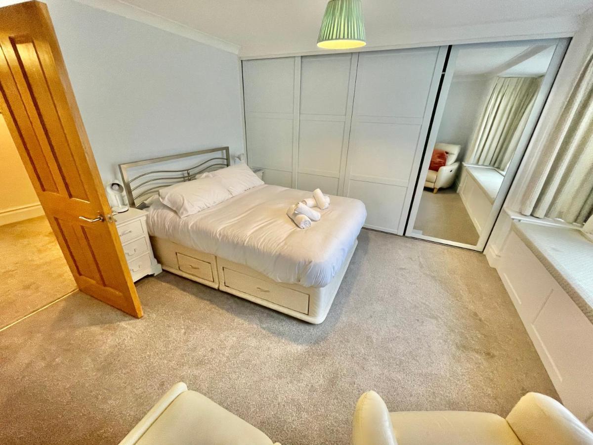 Spacious Four Bed With Parking - Apartment Bournemouth