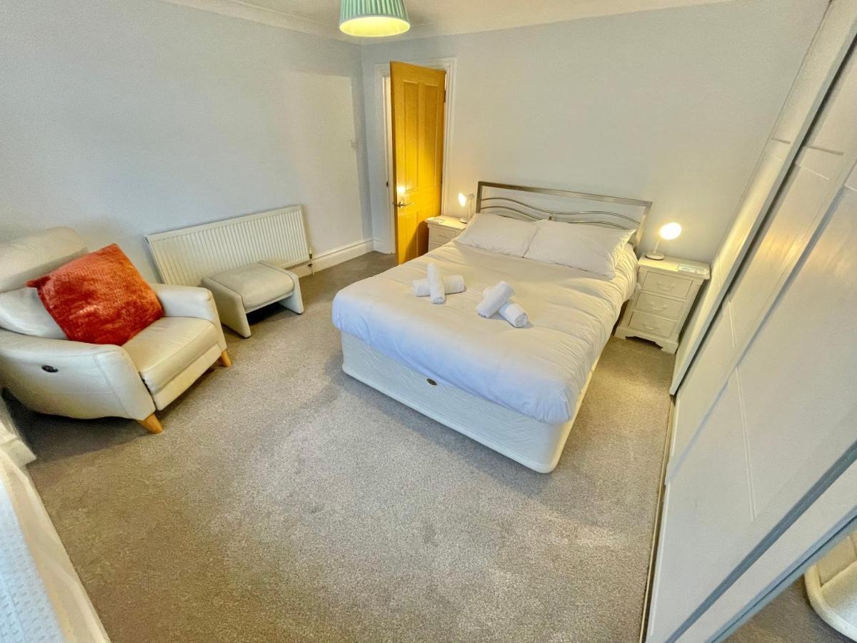 Spacious Four Bed With Parking - Apartment Bournemouth