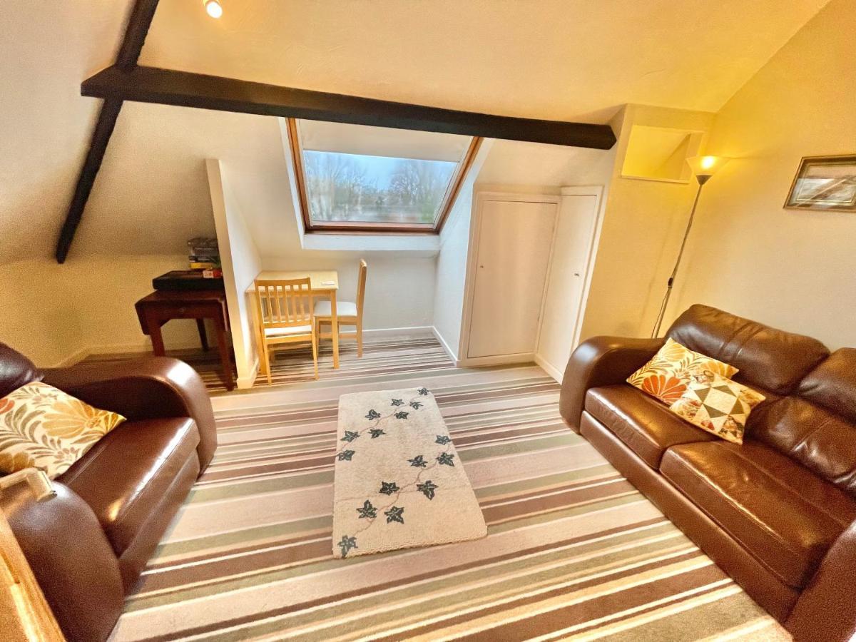 Spacious Four Bed With Parking - *