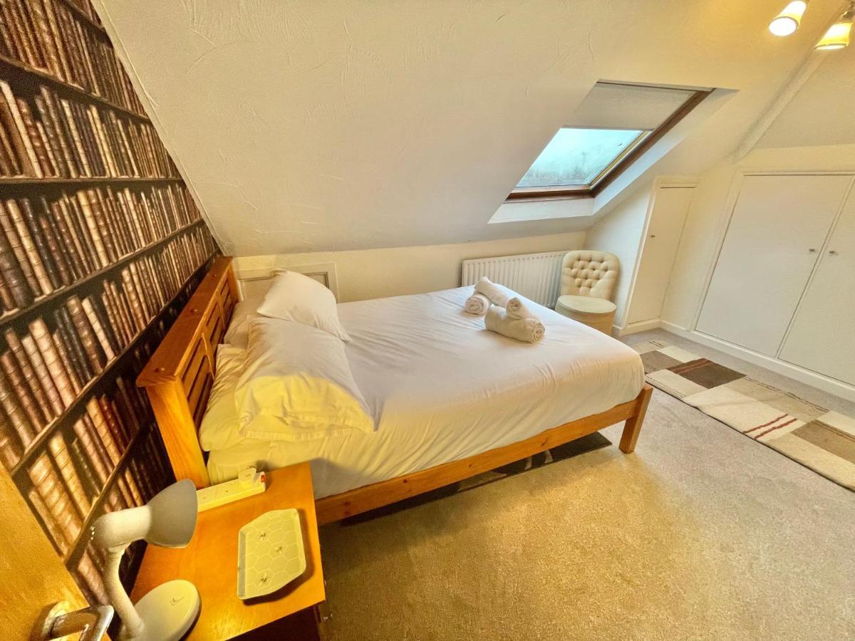 Spacious Four Bed With Parking - *