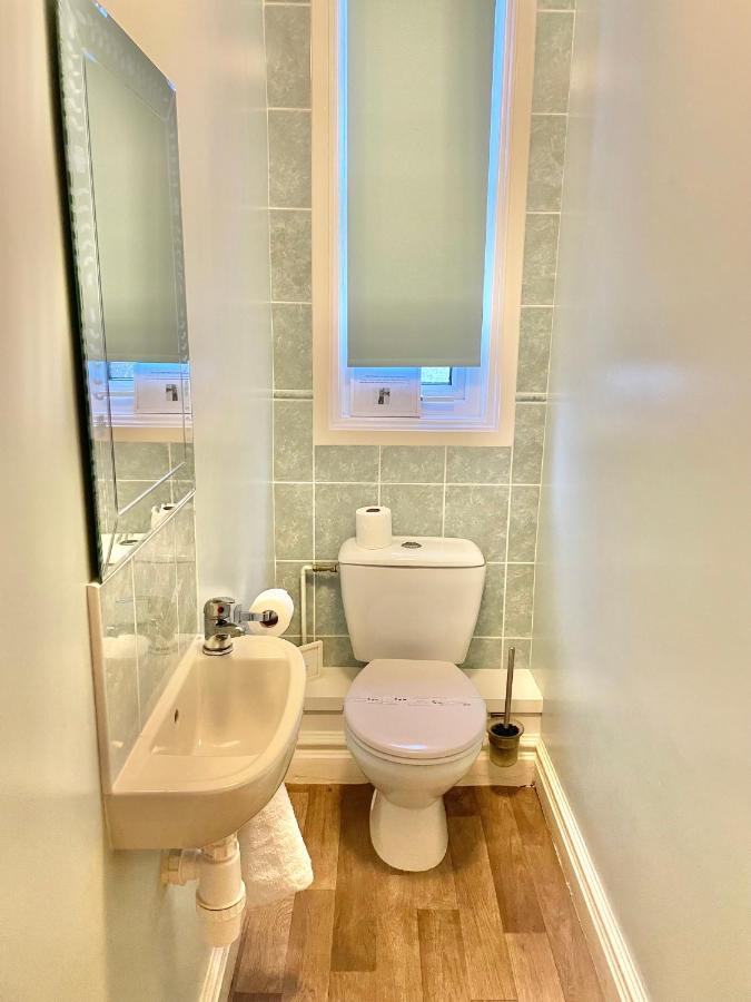 Spacious Four Bed With Parking - Apartment Bournemouth