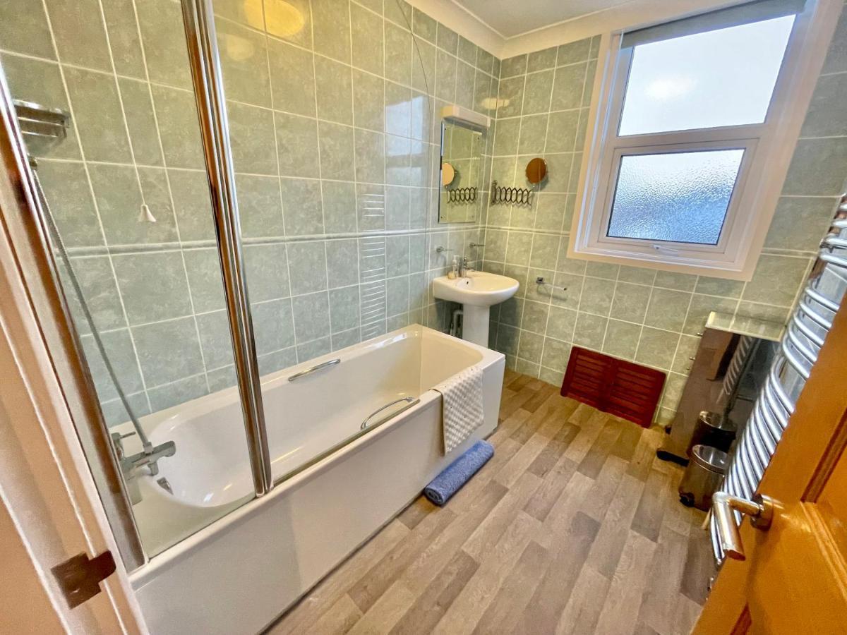 Spacious Four Bed With Parking - Bournemouth