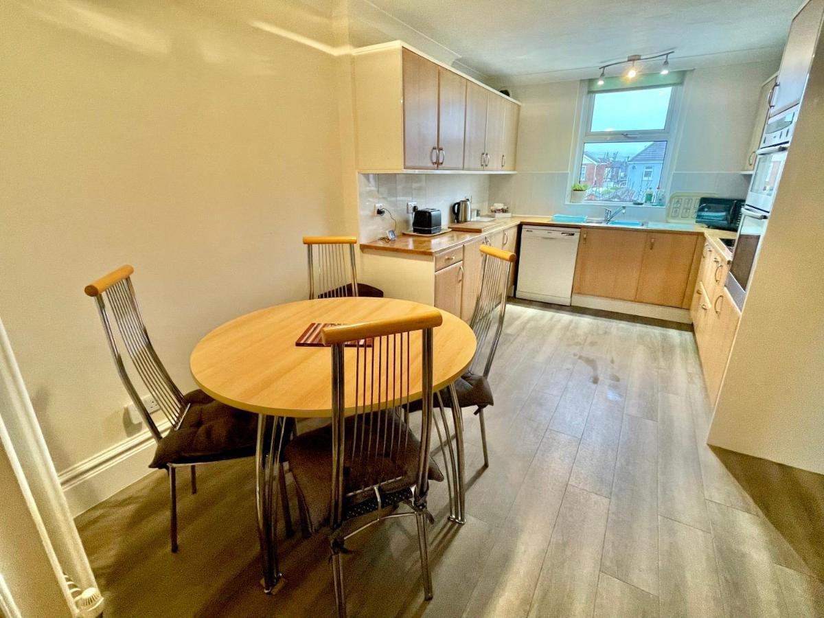 Spacious Four Bed With Parking - Apartment Bournemouth