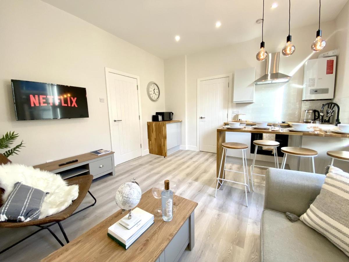 Stunning Themed 2 Bed Apartment *