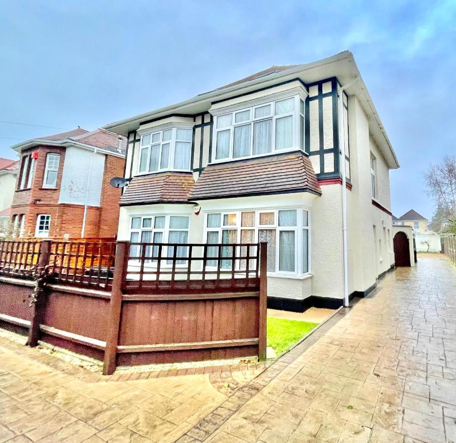 Spacious Four Bed With Parking -