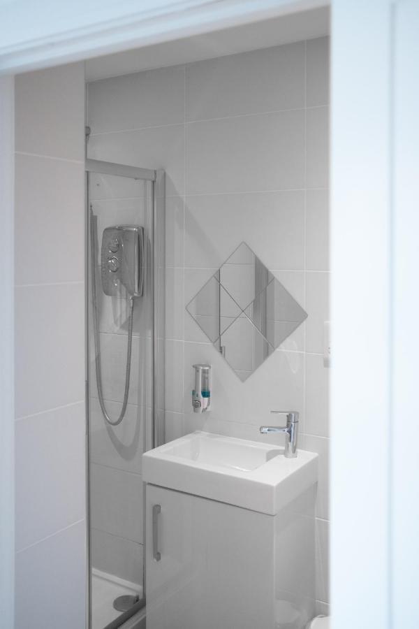 Modern One Bedroom In Town Centre & 4 Min To The Beach