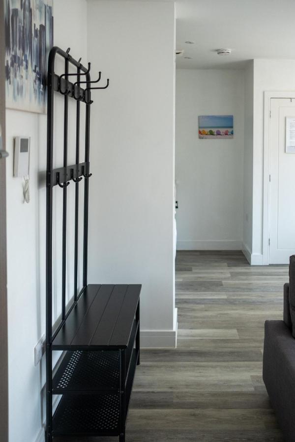 Modern One Bedroom In Town Centre & 4 Min To The Beach Apartment